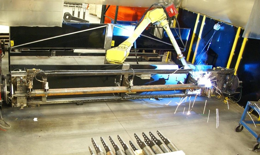 Auto clamping and articulating fixture supporting robotic welding.